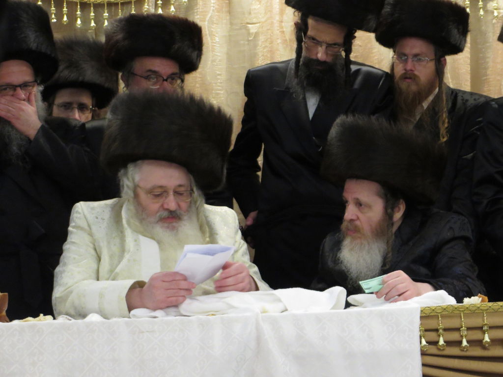 תיעוד: שמחת החתונה בבית "שומרי אמונים"