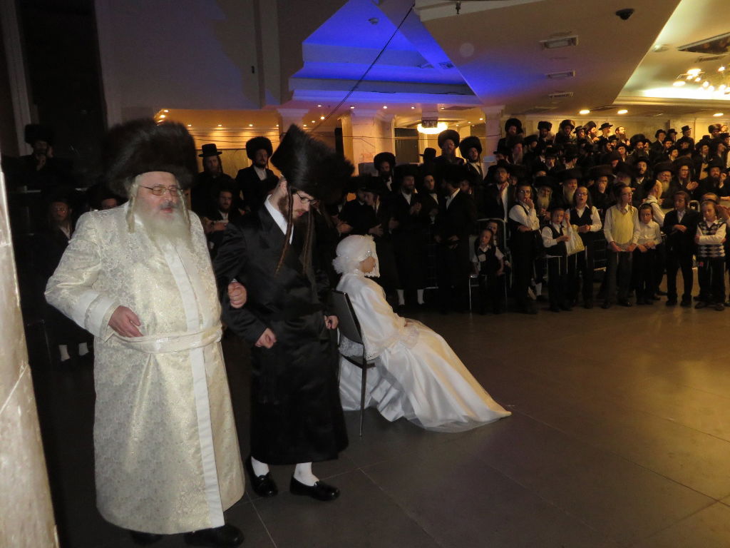 תיעוד: שמחת החתונה בבית "שומרי אמונים"