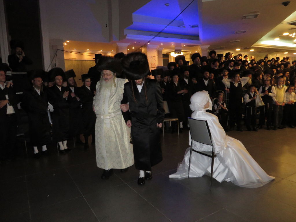 תיעוד: שמחת החתונה בבית "שומרי אמונים"