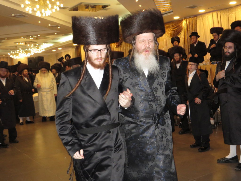 תיעוד: שמחת החתונה בבית "שומרי אמונים"