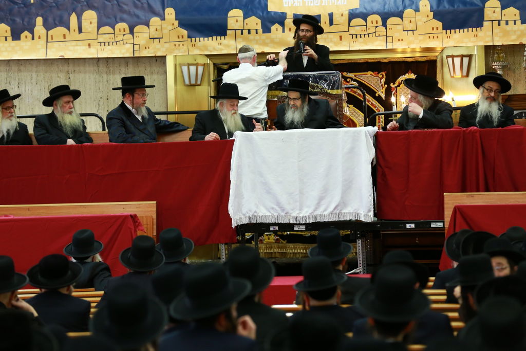 בסאטמר אספו כסף למאבק נגד הגיוס. צפו