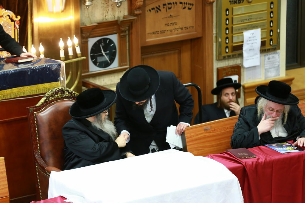 בסאטמר אספו כסף למאבק נגד הגיוס. צפו