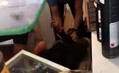 צפו בתיעוד: אזרחים משתלטים על המחבל