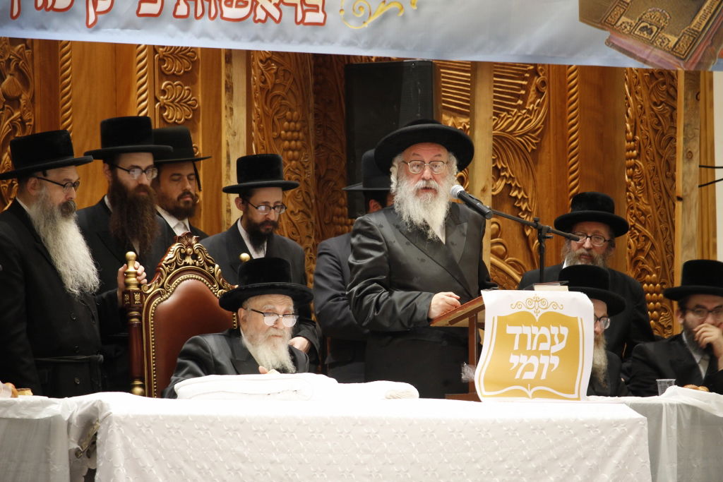 תיעוד: קביעת מזוזה והכנסת ספר תורה לישיבת "ברכת יוסף סקווירא"