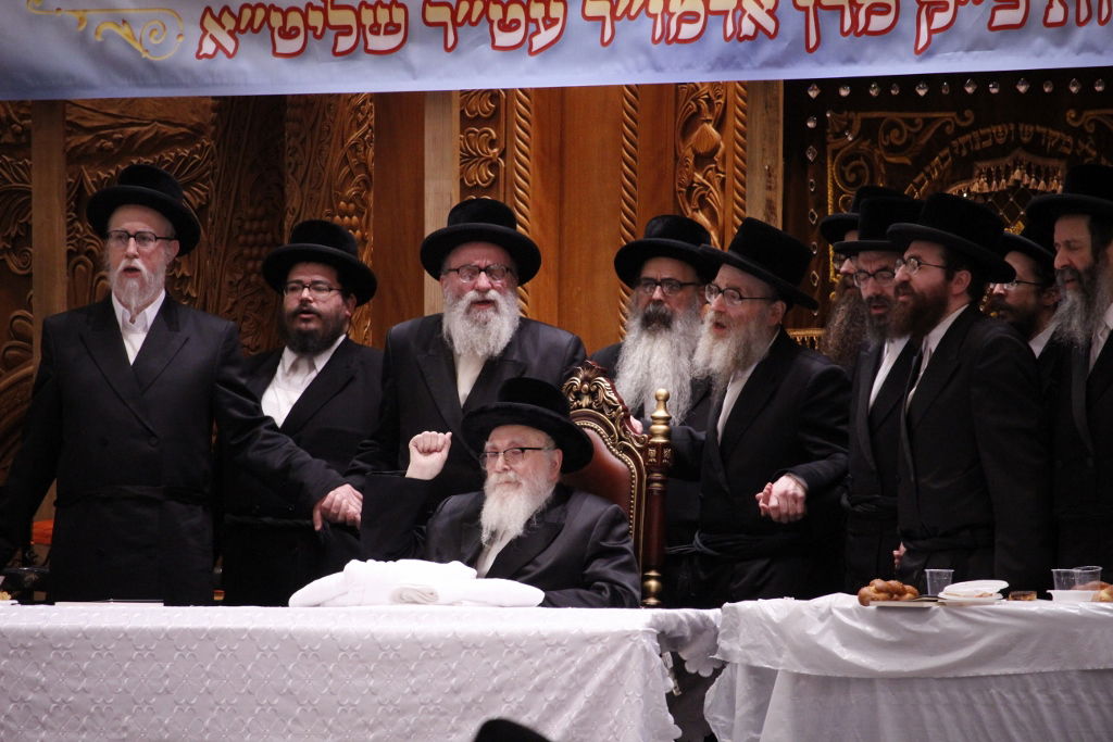 תיעוד: קביעת מזוזה והכנסת ספר תורה לישיבת "ברכת יוסף סקווירא"