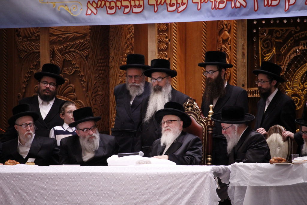 תיעוד: קביעת מזוזה והכנסת ספר תורה לישיבת "ברכת יוסף סקווירא"