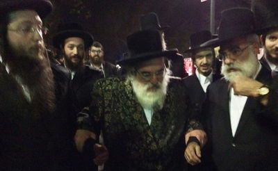 האדמו"ר מויז'ניץ התפעל: הרבי מליובאוויטש התפלל בלי סטנדר