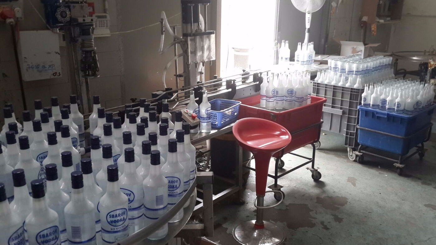 לא כשר: מפעל זייף אלפי בקבוקי וודקה עם "בית יוסף"