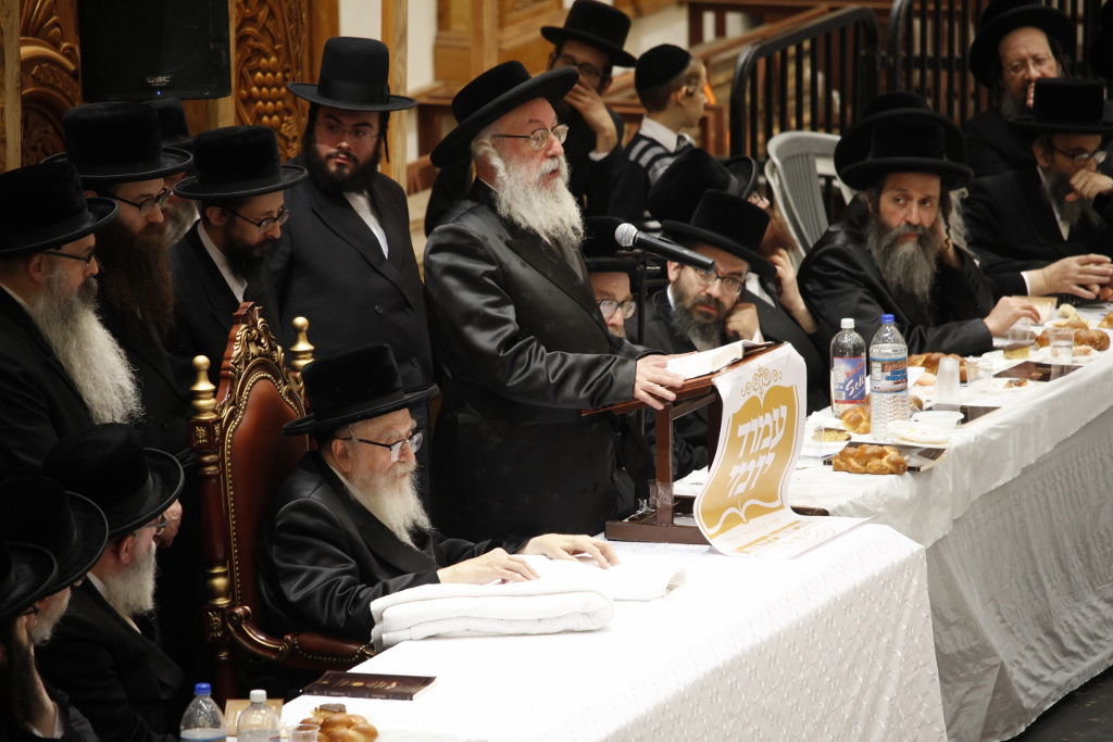 תיעוד: קביעת מזוזה והכנסת ספר תורה לישיבת "ברכת יוסף סקווירא"