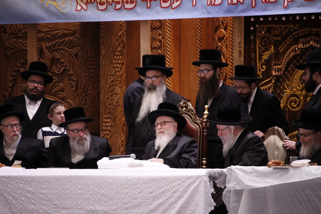 תיעוד: קביעת מזוזה והכנסת ספר תורה לישיבת "ברכת יוסף סקווירא"