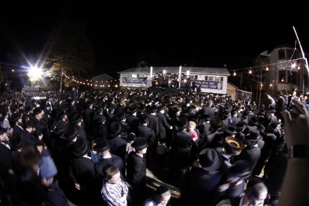 האדמו"ר מויז'ניץ ביקר במוסדות החסידות בניו יורק. צפו בגלרית ענק