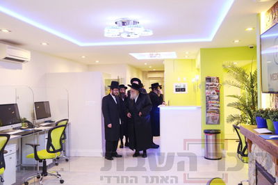 הרבי בכניסה למשרד