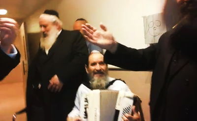 תיעוד: "חבורת המשמחים" של חנוך זייברט מבקרת חולים