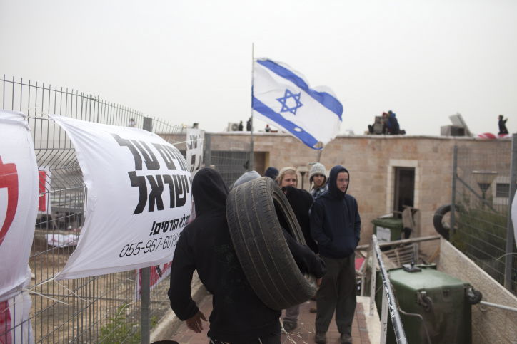 מתבצרים בבית הכנסת