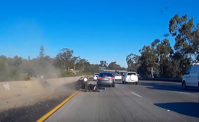 האופנוע התרסק על ראשו של הרוכב, אבל הוא יצא כמעט ללא פגע • צפו בתיעוד