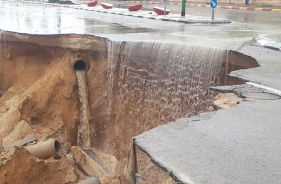 גשמים עזים באשקלון: בור נפער בכביש, רחובות הוצפו