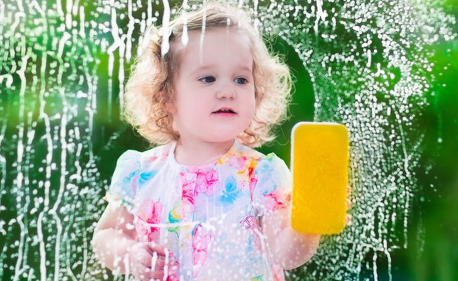 שמונה טיפים: כך תגרמו לילדים לעזור בבית