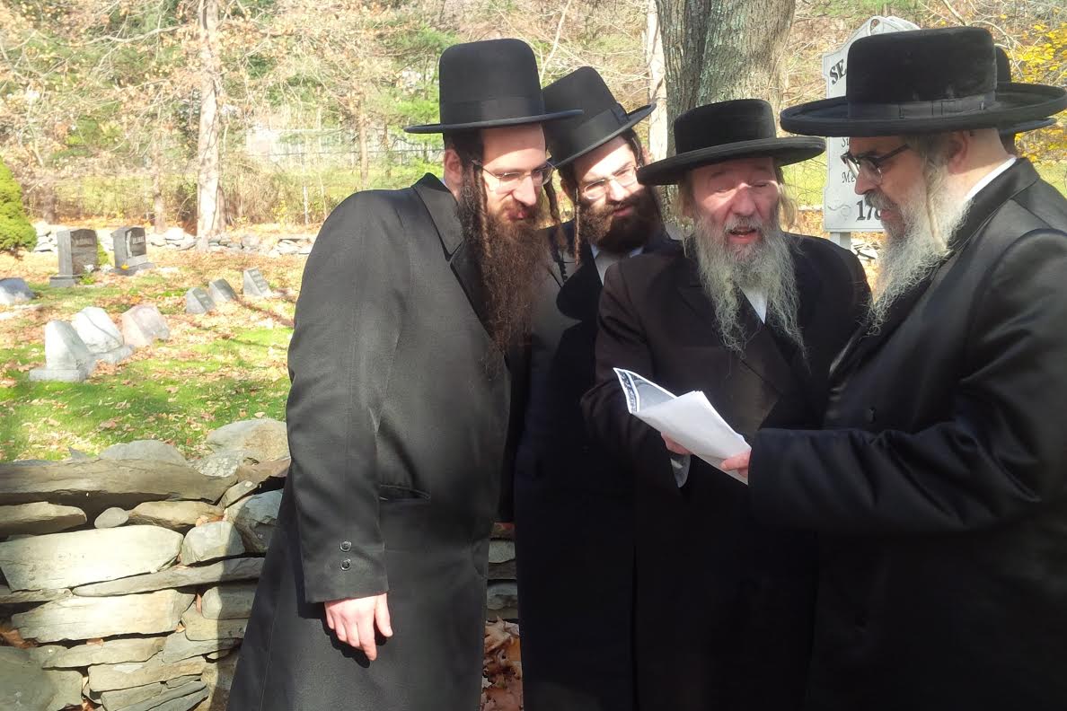 האדמו"ר בבית הקברות הנכרי