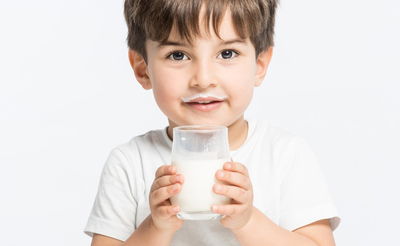 מחקר קבע: ילדים ששותים חלב גבוהים יותר