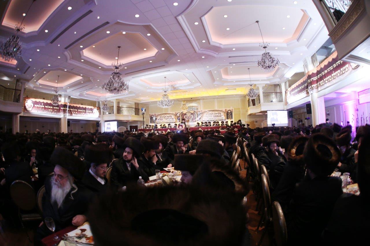 צפו בתיעוד: מגבית וכתיבת ס"ת לזכות הרבי מבעלזא