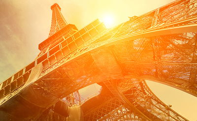 תיעוד: מטפס נועז כבש את פסגת מגדל אייפל