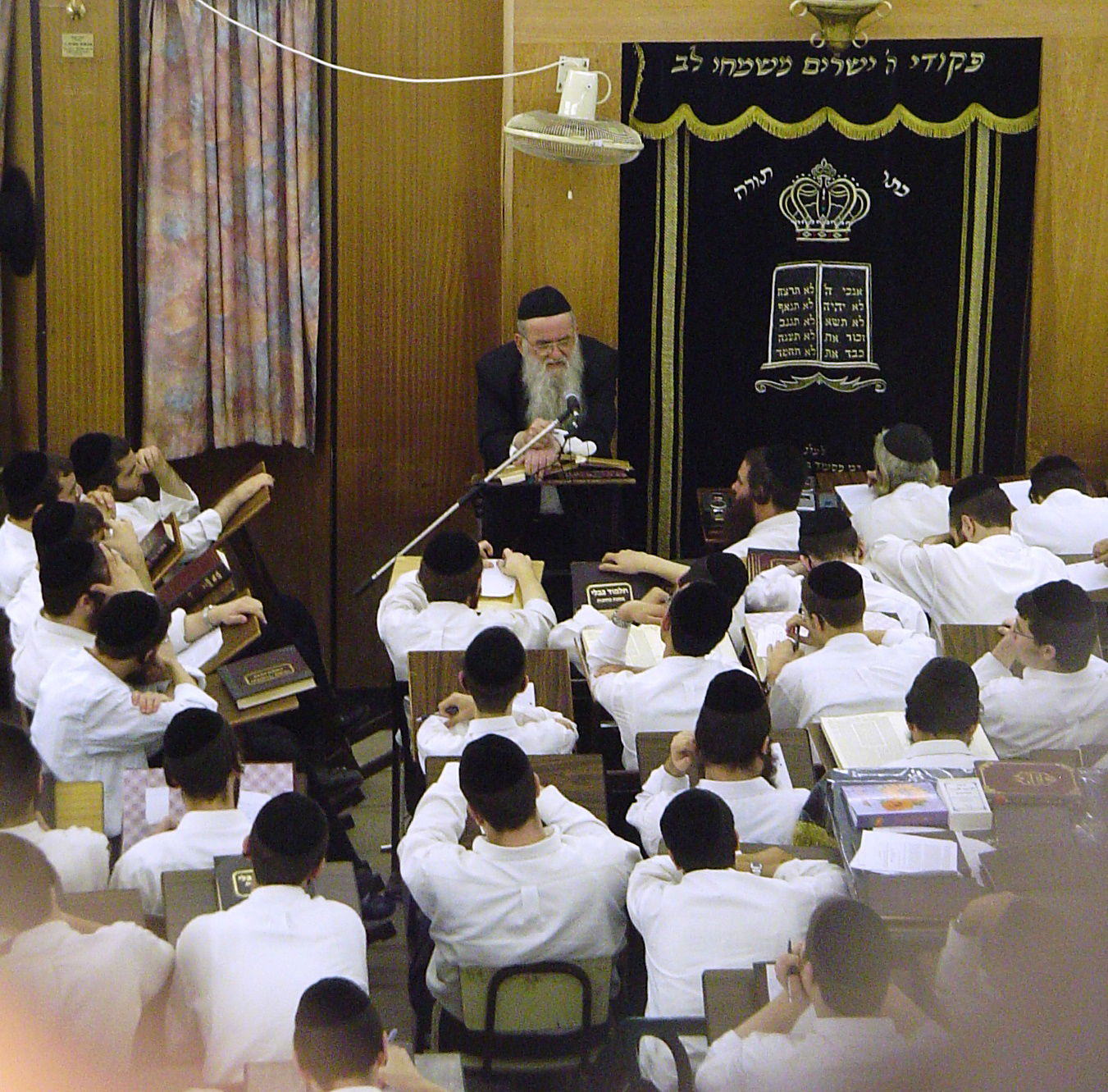 צפו בגלריה: מראות מחייו של הגאון הרב דב צבי קרלנשטיין זצ"ל