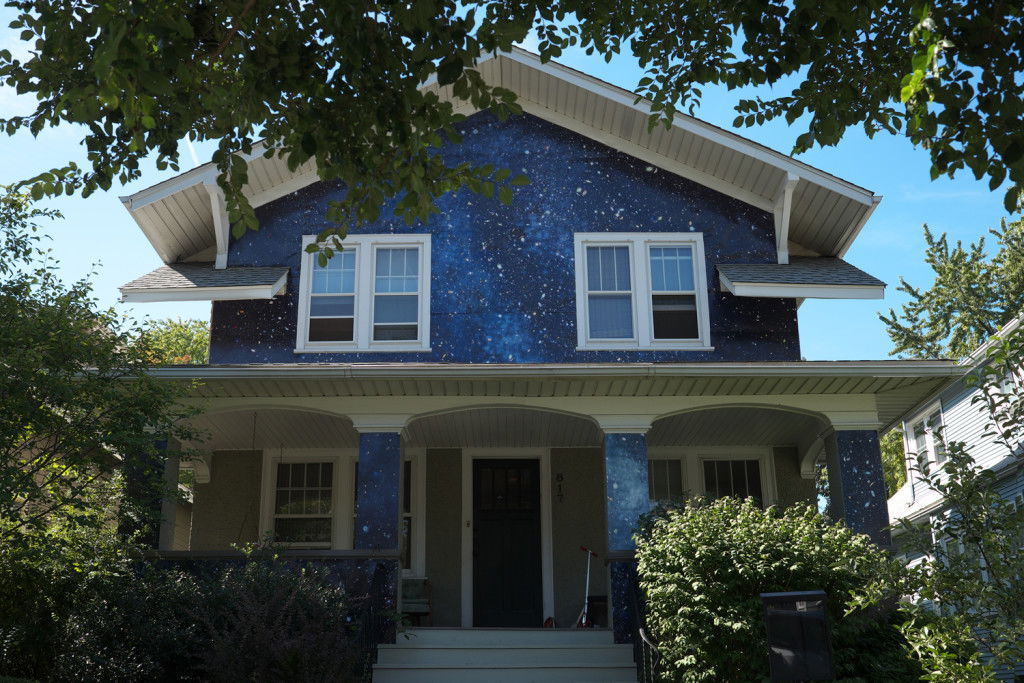 "בית הלילה" שעוצב כדי להיעלם לתוך החשכה