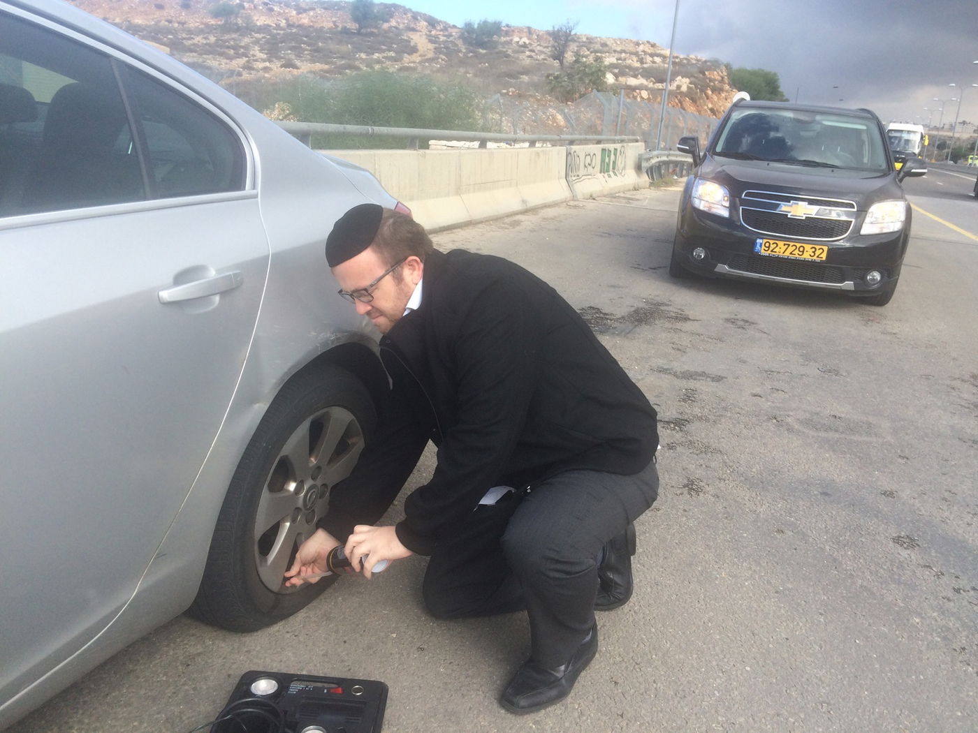 הדובר ירח טוקר מושיט עזרה