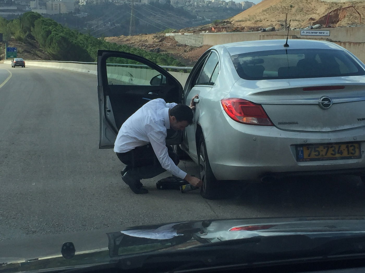 העוזר המסור שלומי פולק מסייע בחילוץ