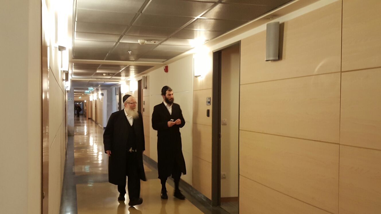 בשעה זו: החרדים דנים עם השרה איילת שקד על חוק הגיוס