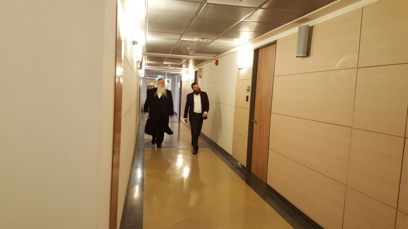 בשעה זו: החרדים דנים עם השרה איילת שקד על חוק הגיוס