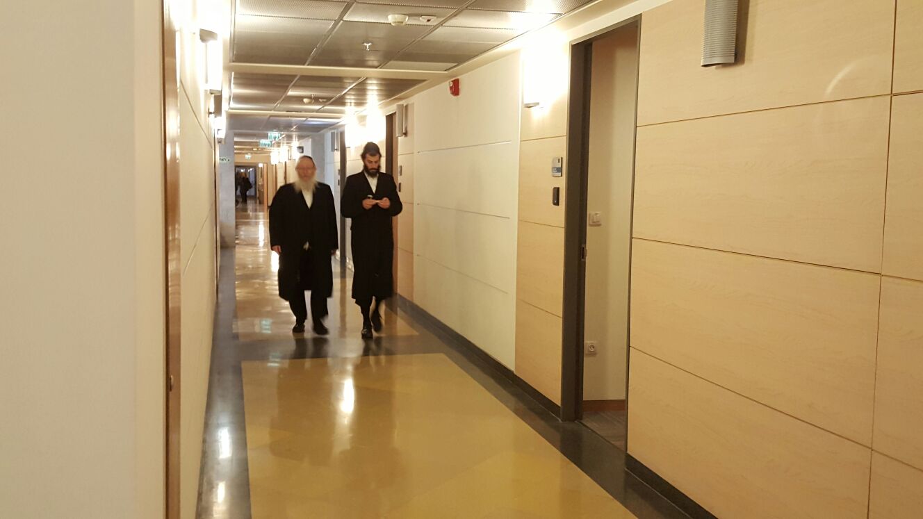 בשעה זו: החרדים דנים עם השרה איילת שקד על חוק הגיוס