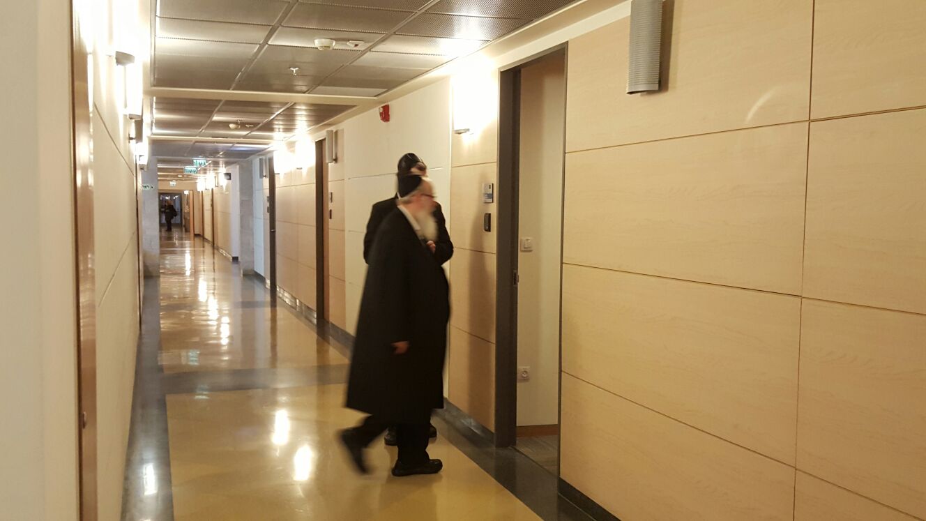 בשעה זו: החרדים דנים עם השרה איילת שקד על חוק הגיוס