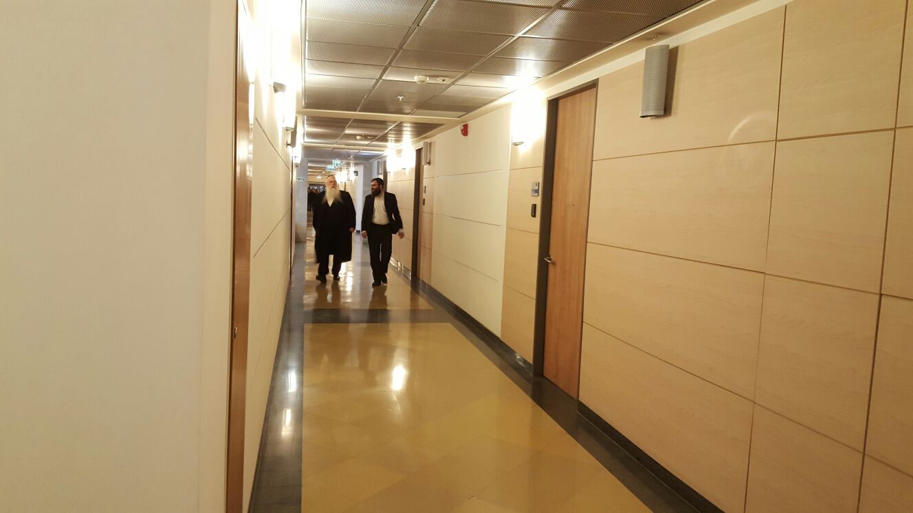 בשעה זו: החרדים דנים עם השרה איילת שקד על חוק הגיוס