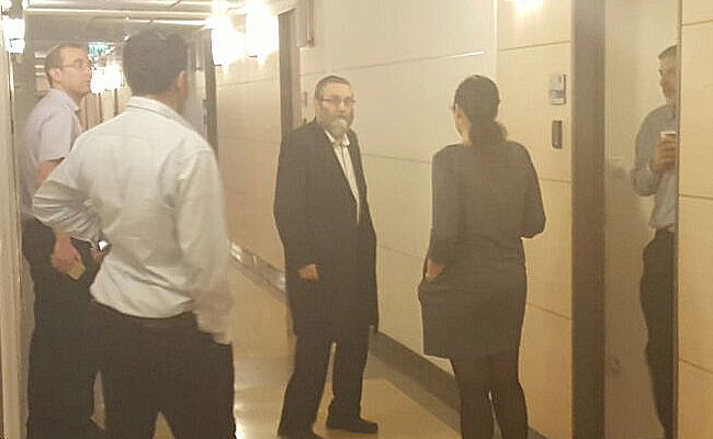 בשעה זו: החרדים דנים עם השרה איילת שקד על חוק הגיוס