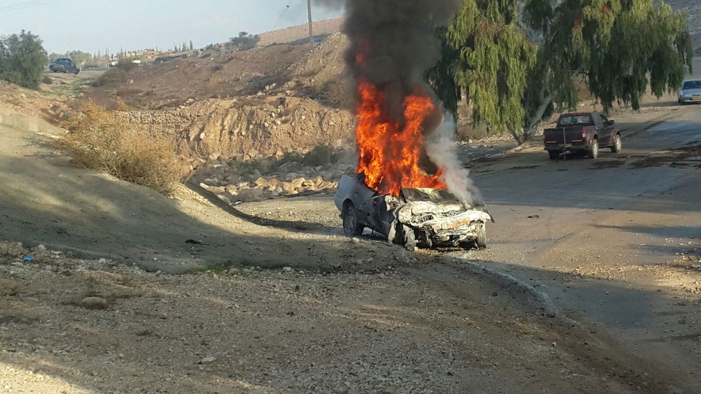 אחד הרכבים בוערים בזירת התאונה