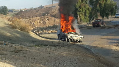 אחד הרכבים בוערים בזירת התאונה