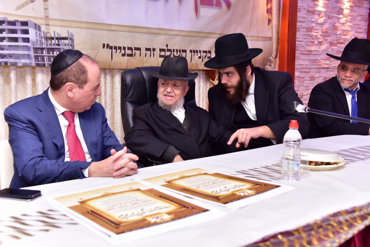 הגר"מ מזוז וסילבן שלום הניחו אבן פינה באלעד. צפו