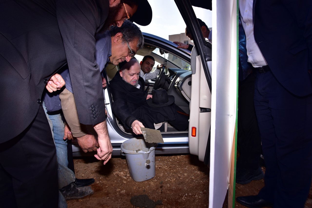 הגר"מ מזוז וסילבן שלום הניחו אבן פינה באלעד. צפו