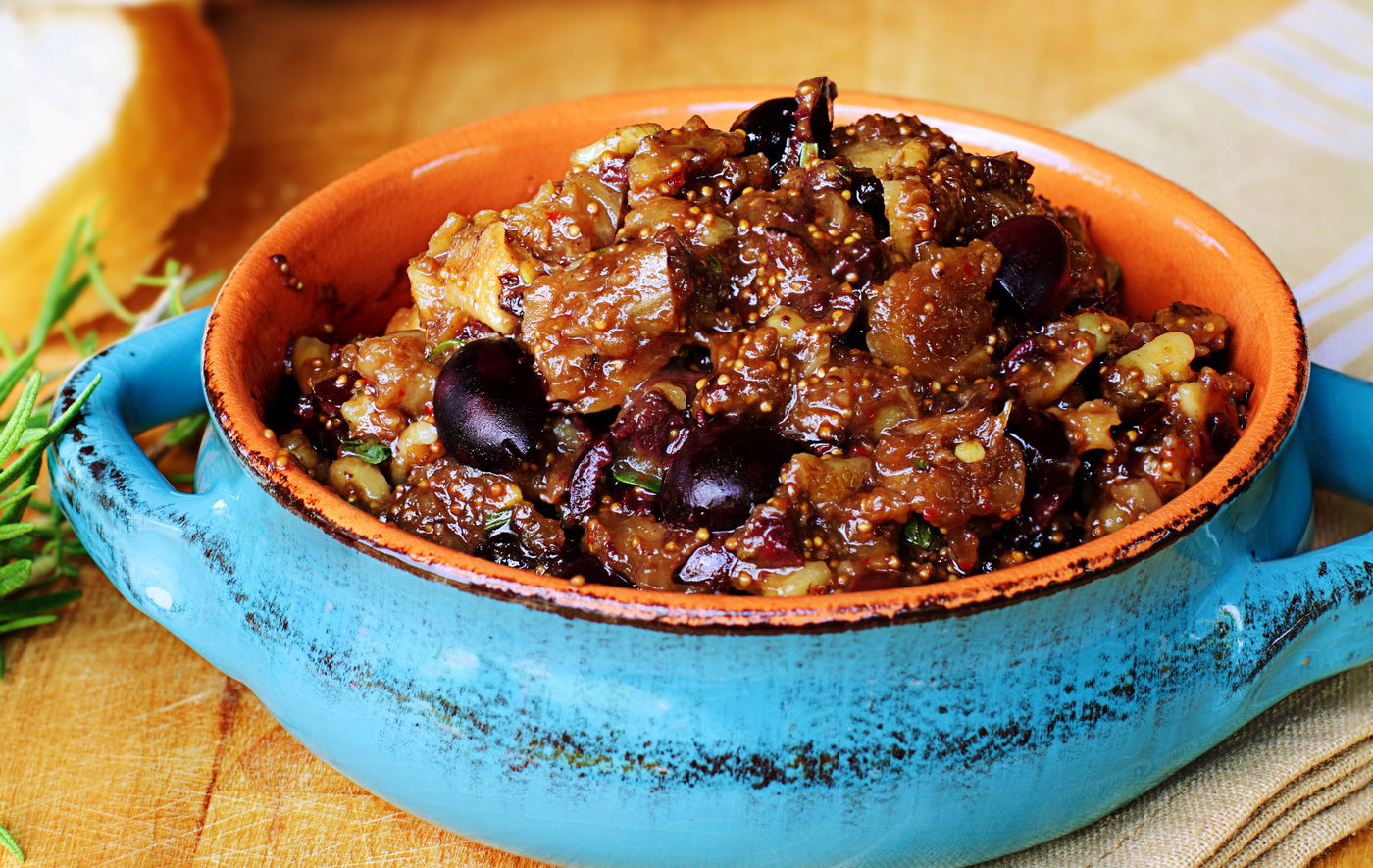 סלט חצילים וזיתים עמוק ועשיר