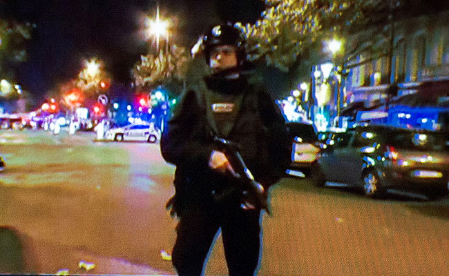 עוצר הוטל בפריז