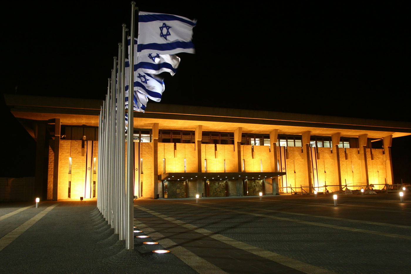 הדגלים בכנסת יורדו לחצי התורן והמשכן יואר בצבעי דגל צרפת