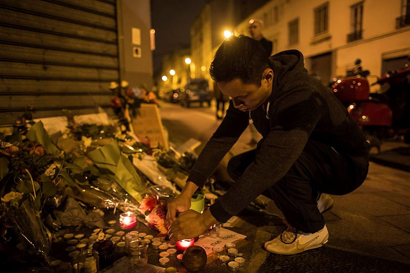 מדליקים נרות לזכר הנספים, ברחובות פריז