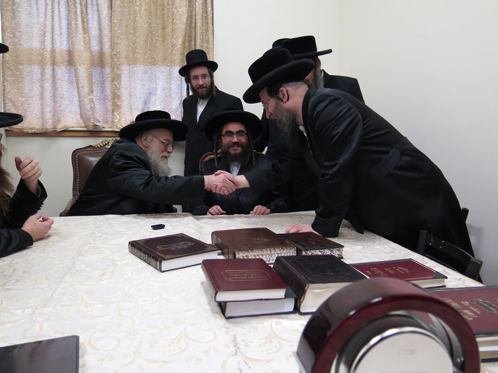 גלריה: הרבי מתולדות אהרן נפגש עם אב"ד סאטמר