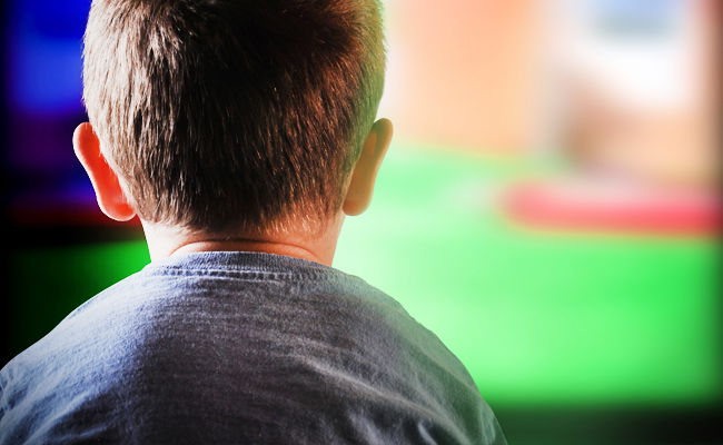 ילדים מחוברים מדי: צפיה במסכים מזיקה לילדים