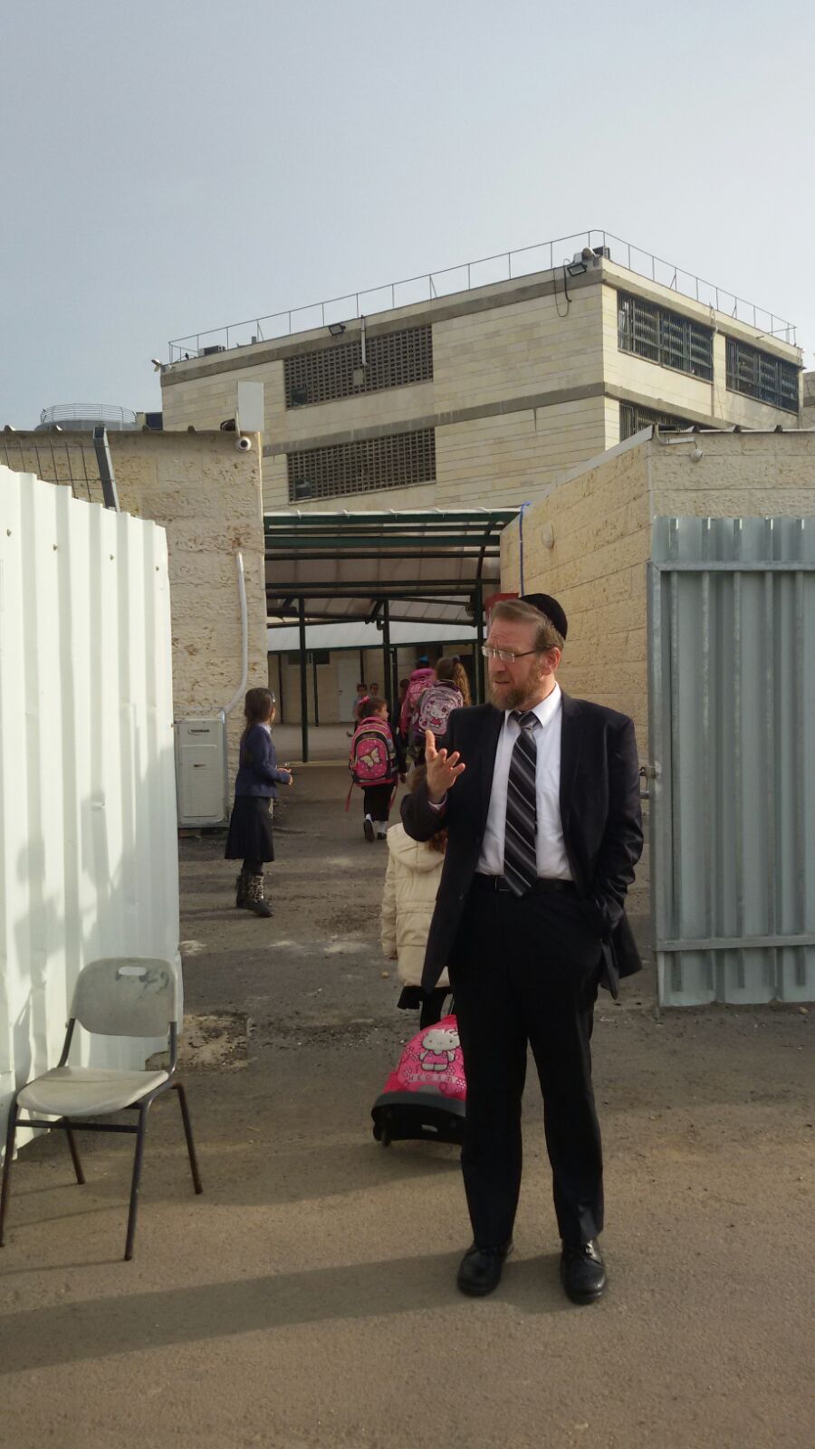 יצחק פינדרוס אבטח את מאות תלמידות "בית יעקב" בבית וגן