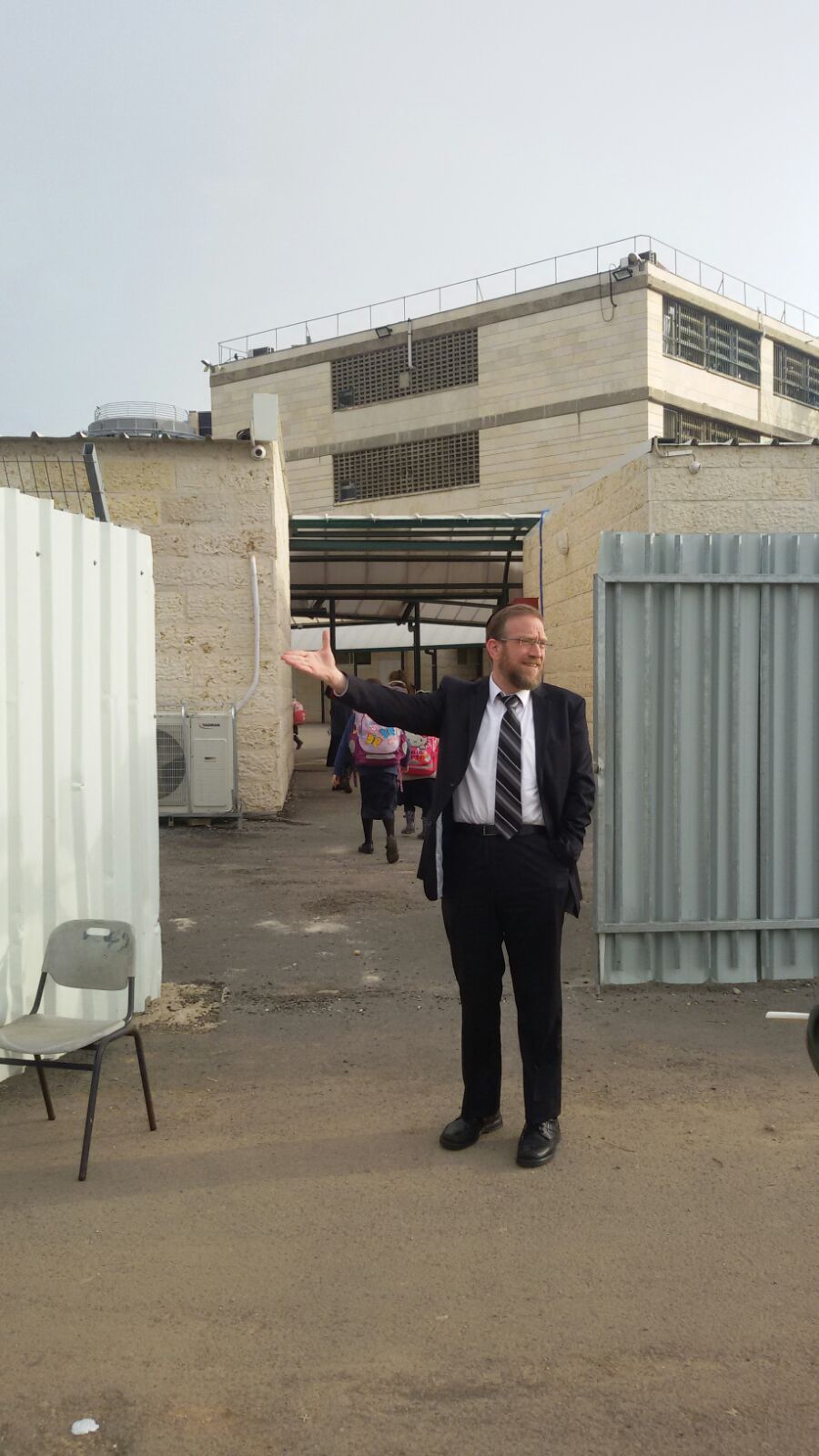 יצחק פינדרוס אבטח את מאות תלמידות "בית יעקב" בבית וגן