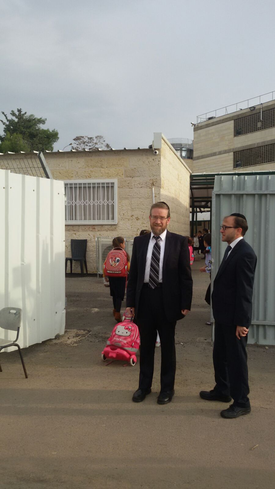 יצחק פינדרוס אבטח את מאות תלמידות "בית יעקב" בבית וגן