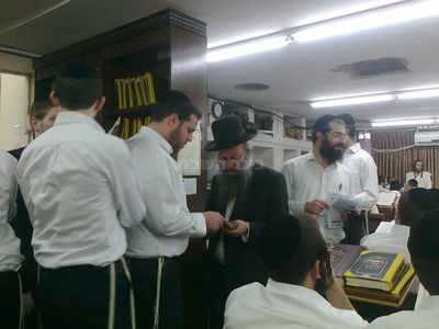 הגראי"ש קרליץ אוסף כסף