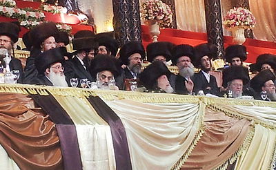 תיעוד ראשון: אלפים חוגגים בחתונת נכדת הרבי מויז'ניץ